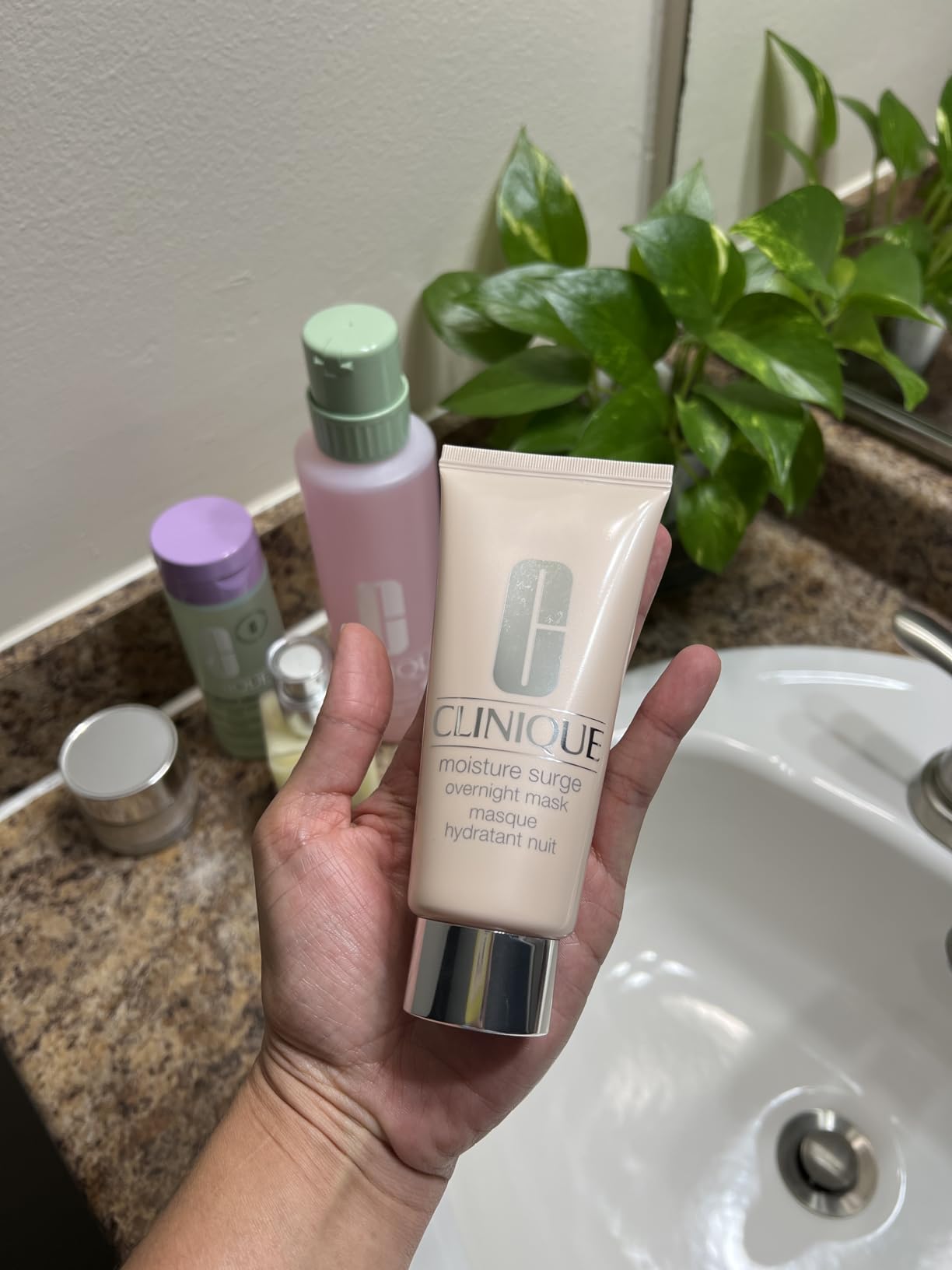 Clinique Moisture Surge Oil Free Overnight Face Mask With Aloe Vera For All Skin Types | Hydrating + Plumping Face Mask Skin Care | After Sun Hydration, 3.4 Fl Oz customer photo 2