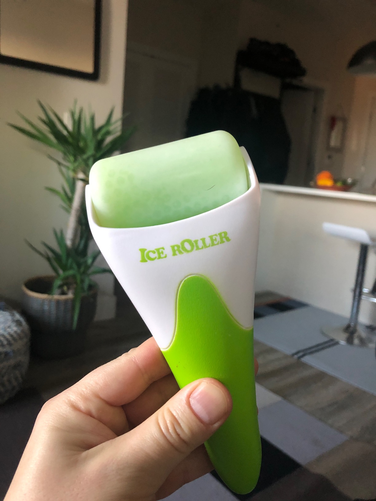 ESARORA Ice Roller for Face & Eye, Puffiness, Migraine, Pain Relief and Minor Injury, Skin Care Products customer photo 1