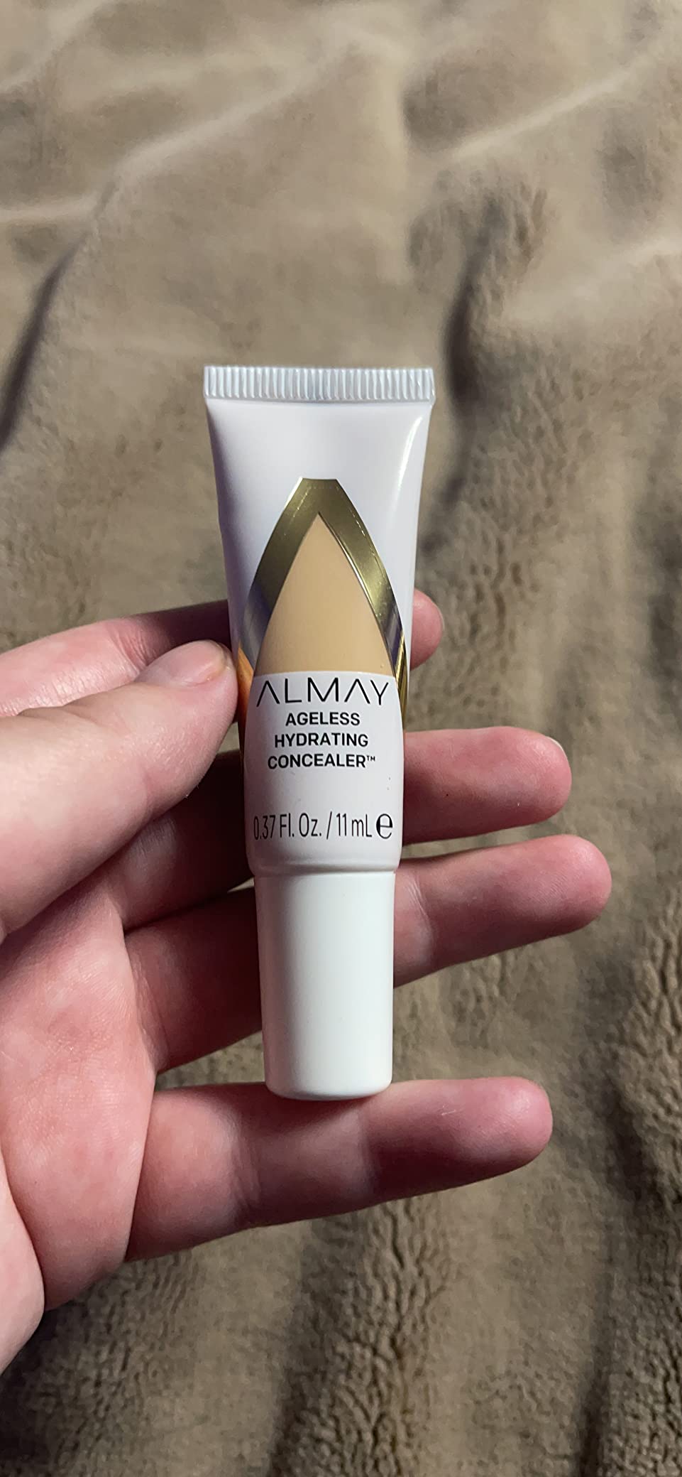 Almay Anti-Aging Concealer with Hyaluronic Acid, Niacinamide, Vitamin C & E, Hypoallergenic-Fragrance Free, 010 Light customer photo 2