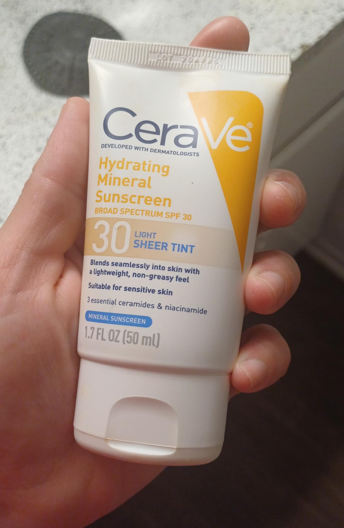 CeraVe Tinted Sunscreen for Face, Mineral SPF 30 Moisturizer, Light, 1.7oz | Skin Care, Face Sunscreen, Hyaluronic Acid, Zinc Oxide, Titanium Dioxide, Sheer Tint, Healthy Glow, Blends Seamlessly customer photo 1